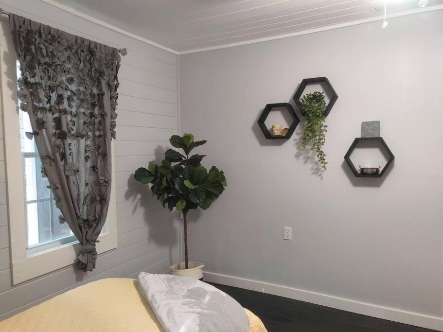 Honeycomb Gem, Beautifully Designed & Near Downtown Томасвил Екстериор снимка